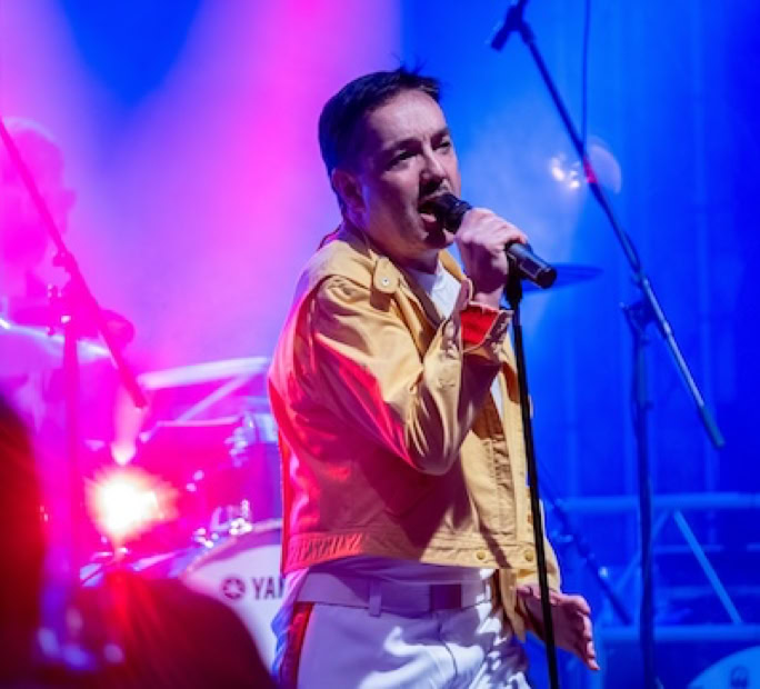 Das pinke Auto der achtziger Jahre Fernsehshow Formel eins mit u.a. Ingolf Lück. Genau diese Show ist die Basis für die moderierte Liveshow von 80s Alive